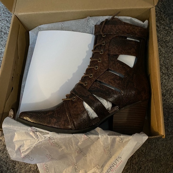 NEW IN BOX - Coconuts by Matisse snakeskin boots - size 10 - Picture 4 of 7